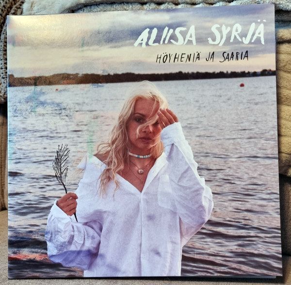Höyheniä Ja Saaria | Aliisa Syrjä